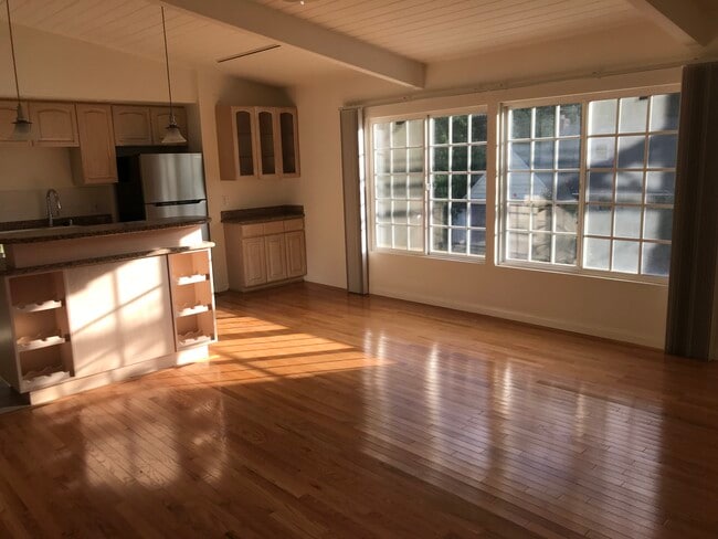 Building Photo - 1815 N Beverly Glen Blvd