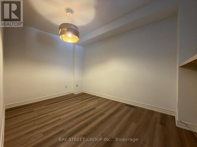 Photo du bâtiment - 1100 Queens Ave