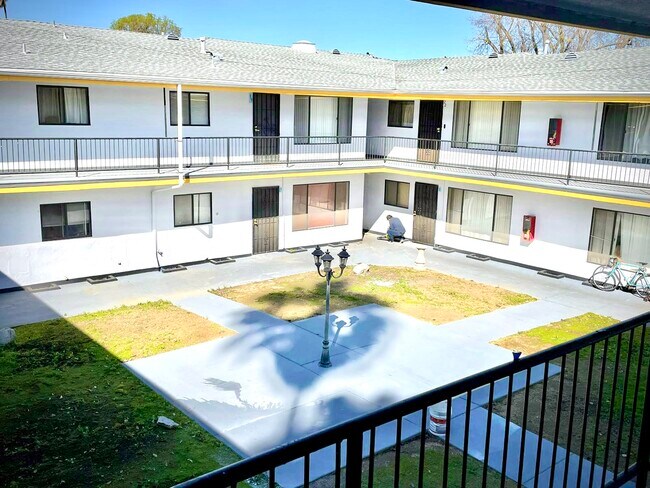 ¡Las mejoras del patio están en progreso! - 3851 Coco Ave