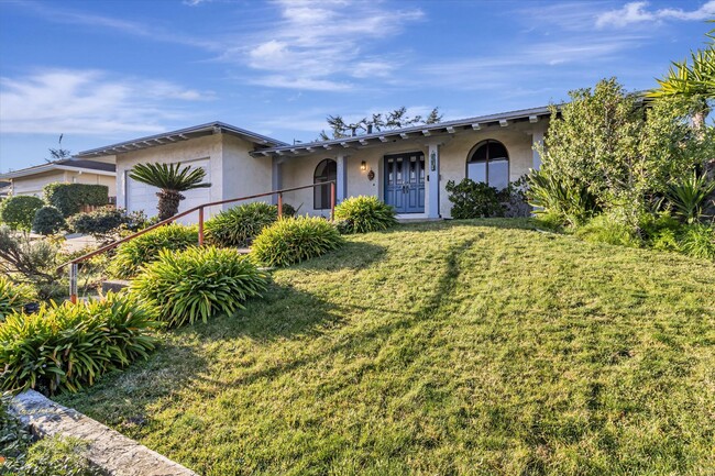 Foto del edificio - Large home in Cupertino with Sparkling Pool