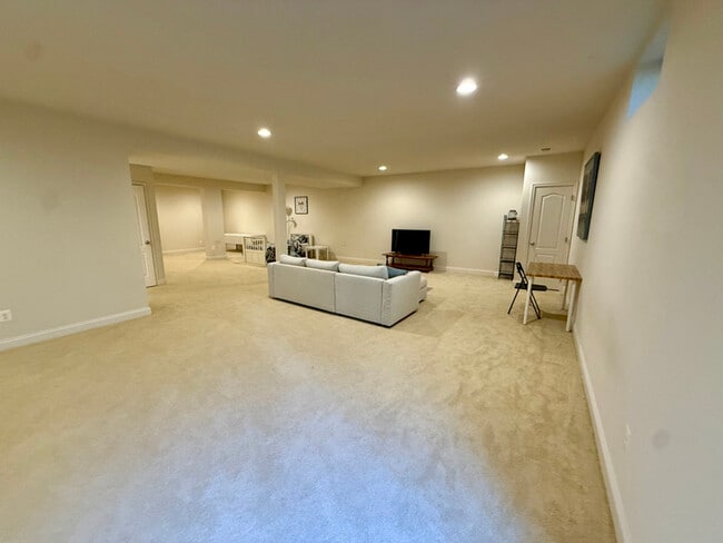 Building Photo - 43100 Barnstead Dr