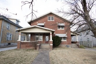 Building Photo - 425 E Cherry St