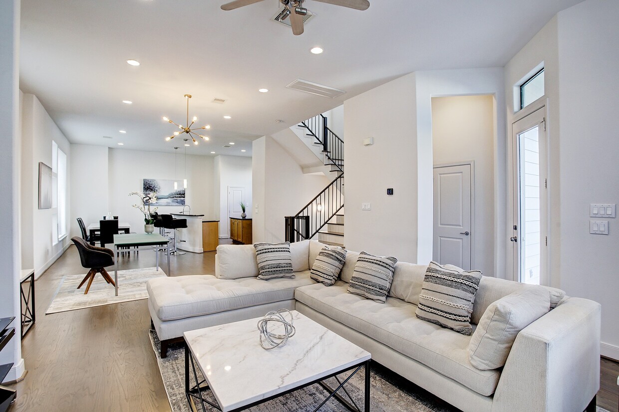 Primary Photo - 902 Roy St