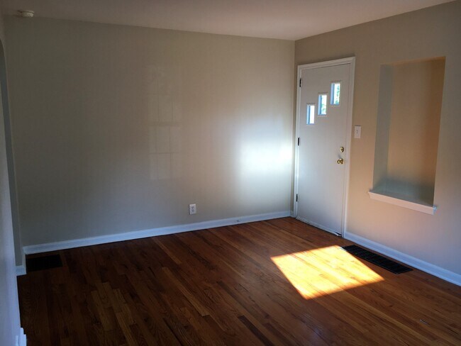 Foto del edificio - **2-BEDROOM HOME IN BEECHWOLD!!**