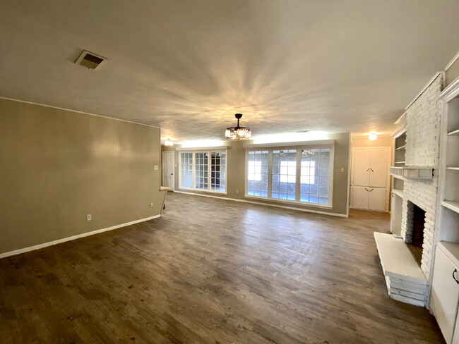 Building Photo - Spacious 4-Bedroom, 3-Bath Home in Central...