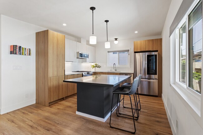 Entertainer's Kitchen with high end stainless appliances + quartz countertops - 1907 Malcolm Ave