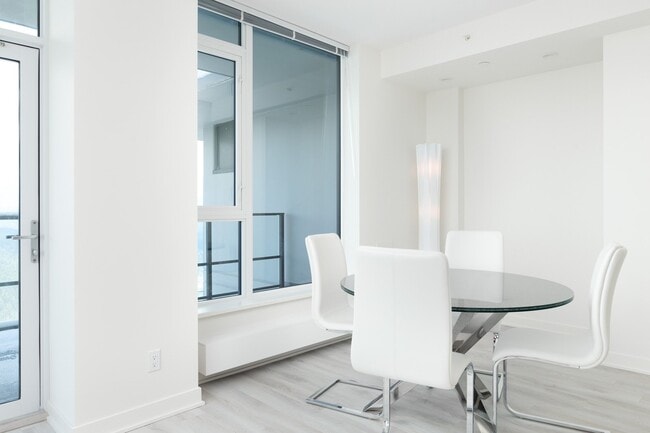 Dining room - 8850 University Cres