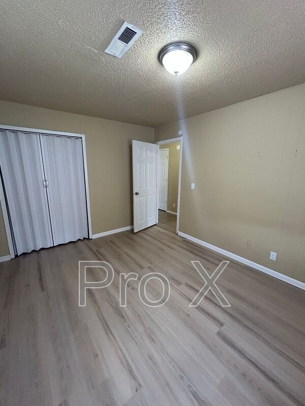 Building Photo - 405 Park St