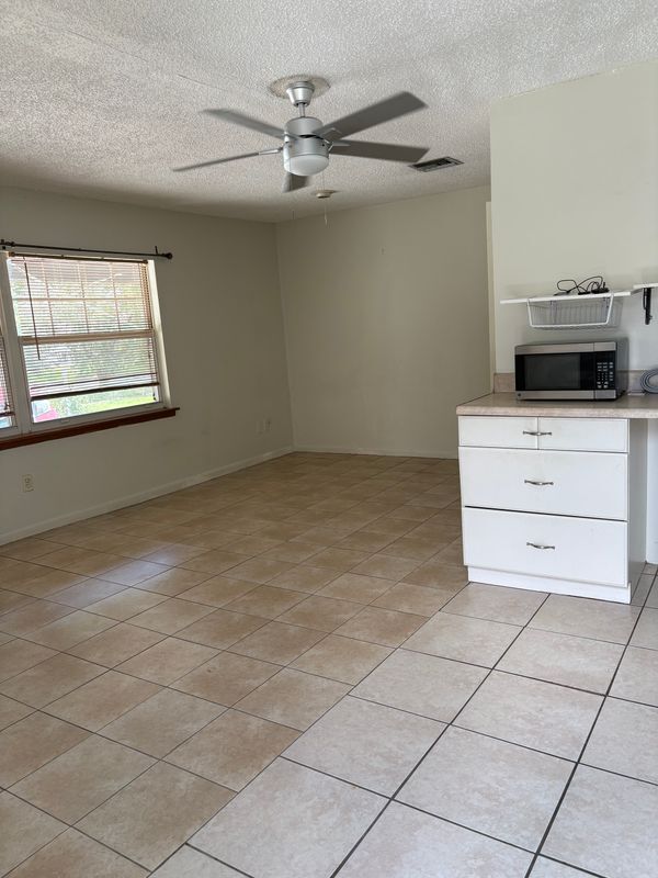 Foto del edificio - 2037 Linden Rd
