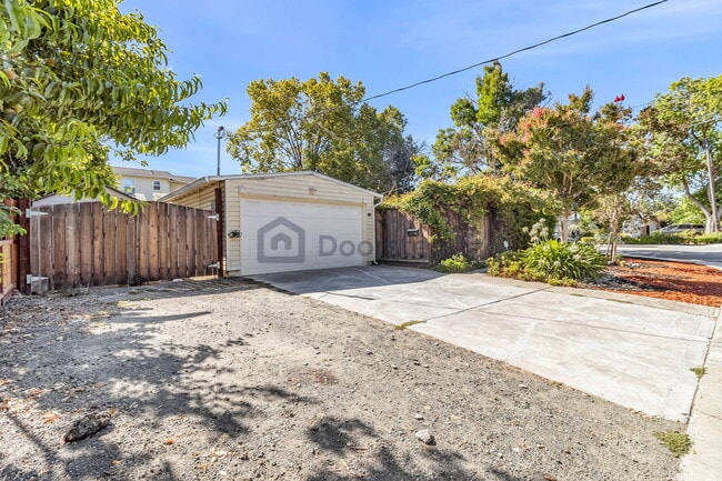 Building Photo - 915 Farley St