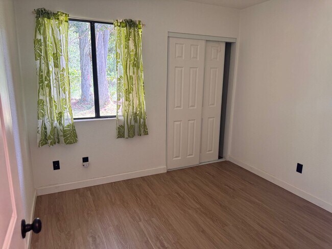 Foto del edificio - Ground Floor Corner Unit in Desirable Hidden Valley Estates!