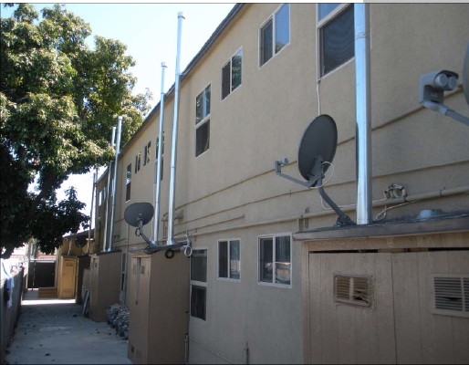 Foto del edificio - 820 W 83rd St