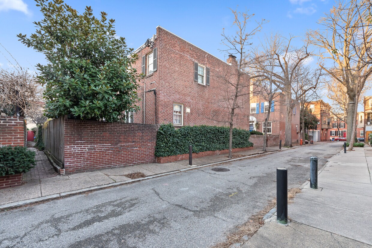 Foto principal - 408 S Croskey St