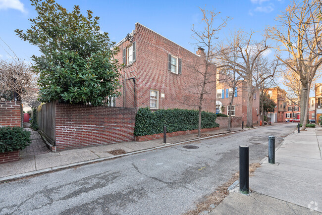 Building Photo - 408 S Croskey St