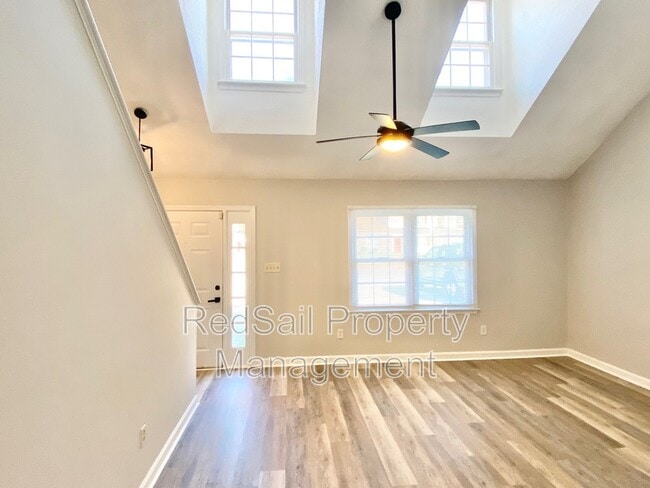 Building Photo - 384 Kinsmen Way