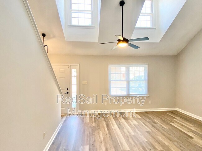 Foto del edificio - 384 Kinsmen Way