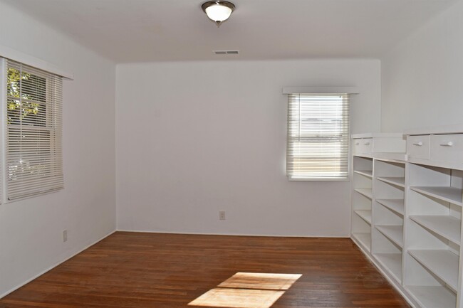 Building Photo - 17 Baker Ln