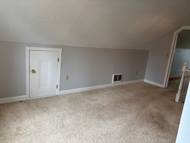 Building Photo - 3 Bedroom on large lot