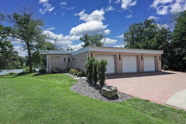 Building Photo - Luxury Riverfront Home