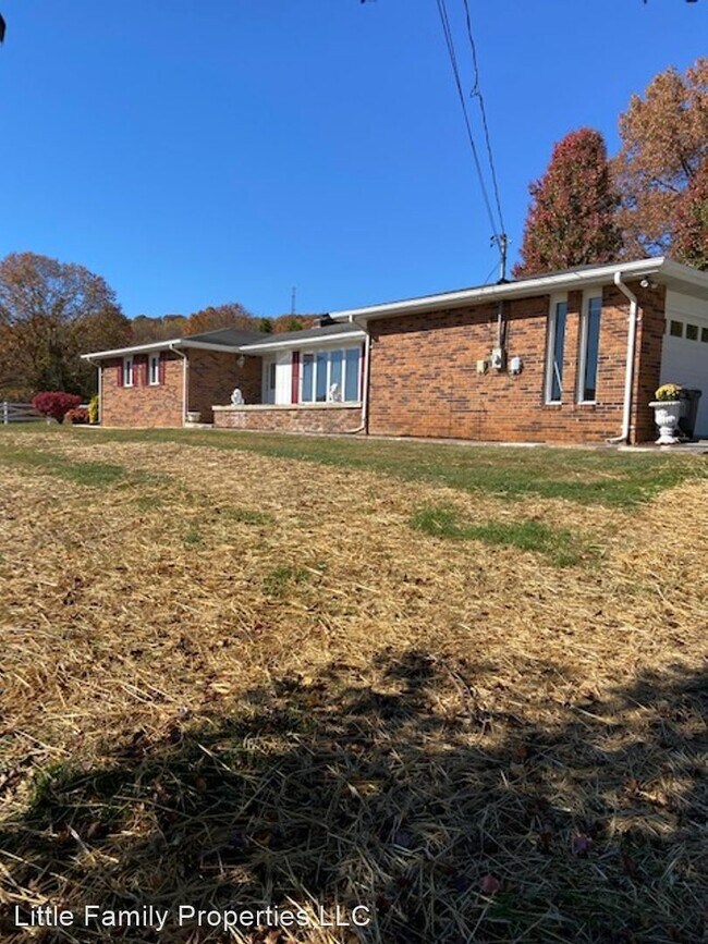 Building Photo - 3 br, 2.5 bath House - 125 Woods Street