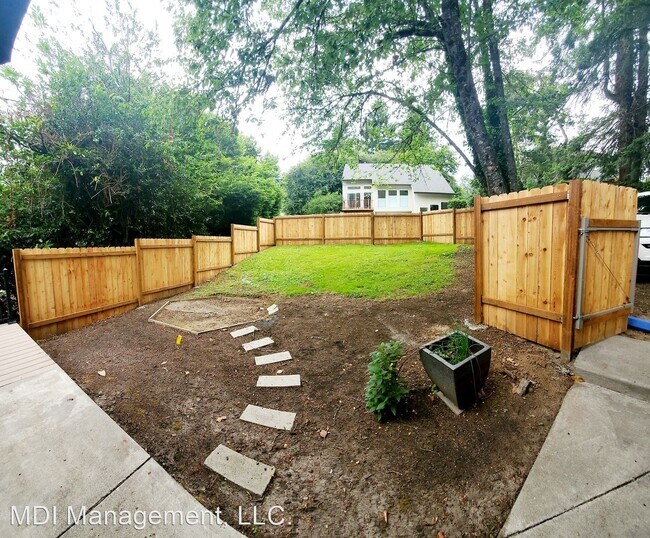 Building Photo - 745 SW Maplecrest Dr