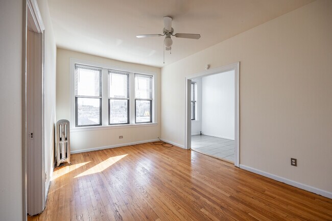 Foto del edificio - 2704 N Sawyer Ave