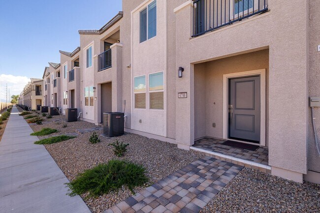 Building Photo - FULLY FURNISHED BRAND NEW TOWNHOME WITH 3 ...