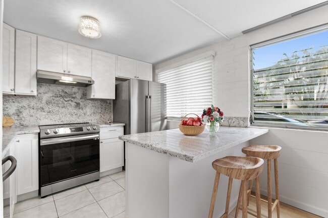 Building Photo - Recently Renovated 2 Bedroom Unit at Puale...