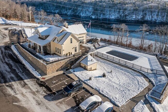 Building Photo - 705 River View Ln