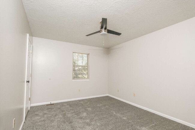 Building Photo - Newly Updated 2 Bedroom, 1 Bath Townhome –...