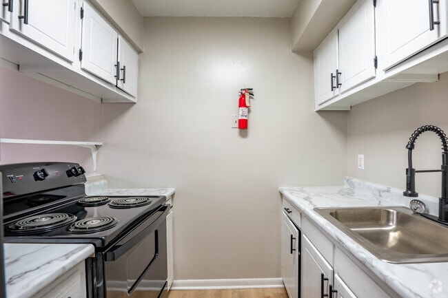 2BR, 2BA - 840SF - Kitchen - Vineyards Apartments