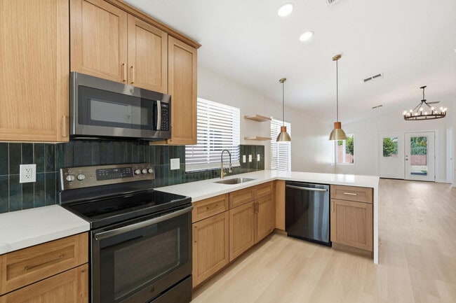 Foto del edificio - 2642 E Hartford Ave