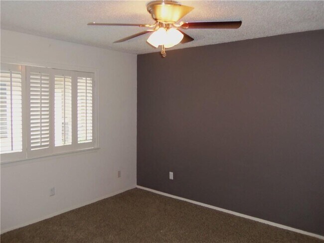 Foto del edificio - 2011 Iroquois Ln