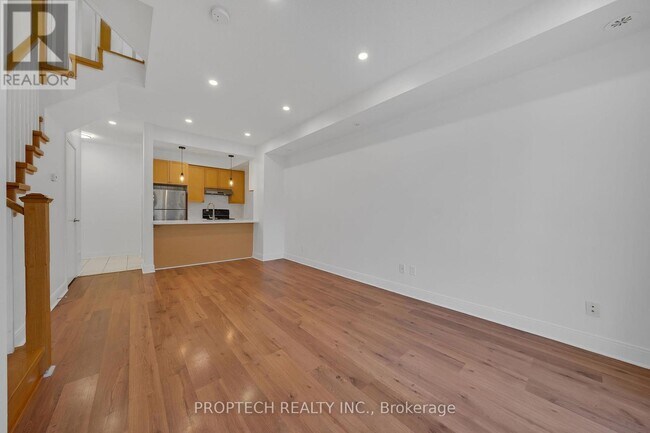 Photo du bâtiment - 295 Village Green Square