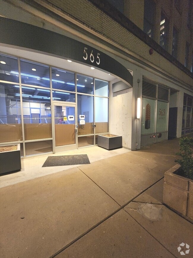 Building Photo - 565 W Quincy St
