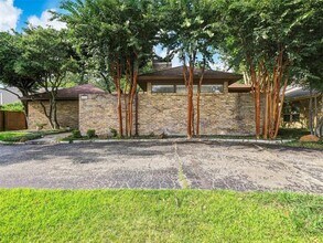 Building Photo - 6915 Clearhaven Dr