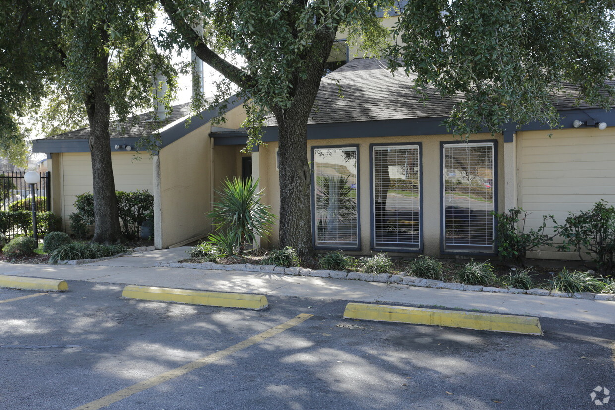 Building Photo - Briarwyck Apartments