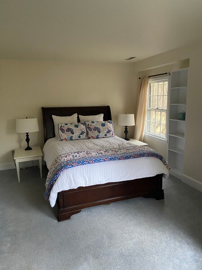Master bedroom w full bathroom - 175 Milton St