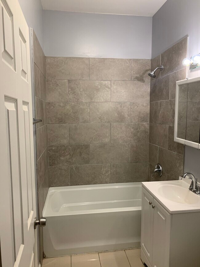 Legacy Park, Edificio 5 - folleto (139,271 pies cuadrados de 261,262 pies cuadrados) - 2833 W Warren Blvd