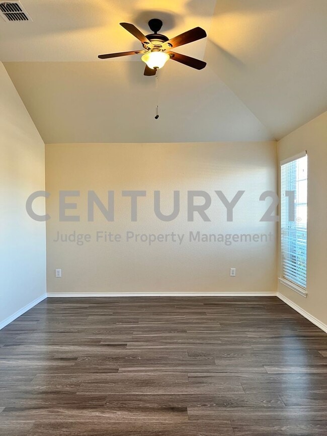 Building Photo - Well Maintained 3/2/2 For Rent in Benbrook...