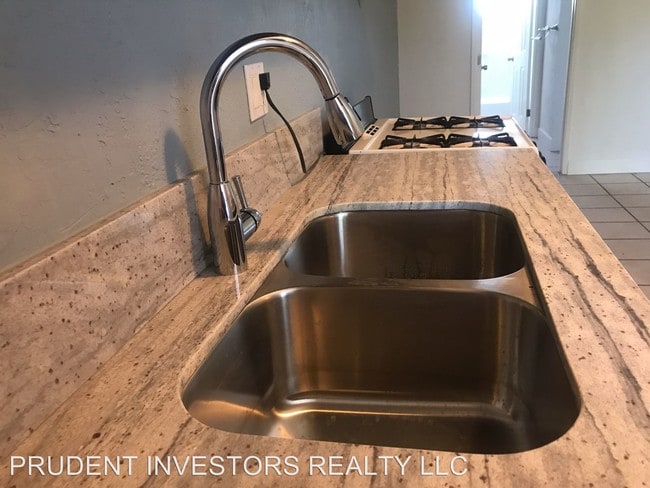 Building Photo - 1121 E Washington Ave