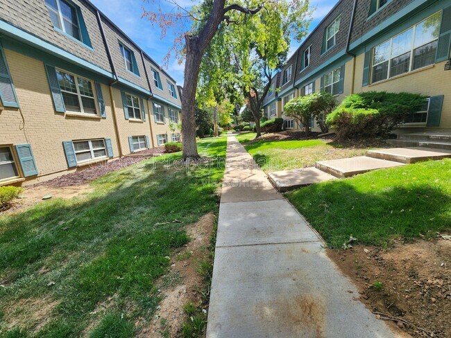 Foto del edificio - 9370 E Girard Ave