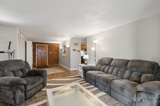 Foto del edificio - 46 Greentree Ln