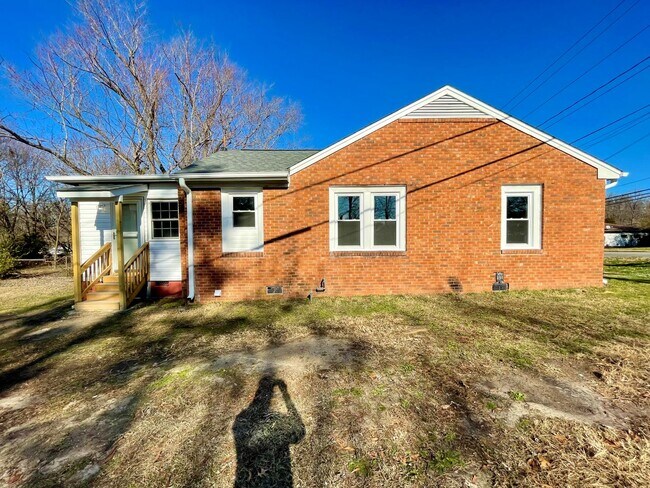 Foto del edificio - 3 Bedroom 1 Bathroom Home Located In Green...