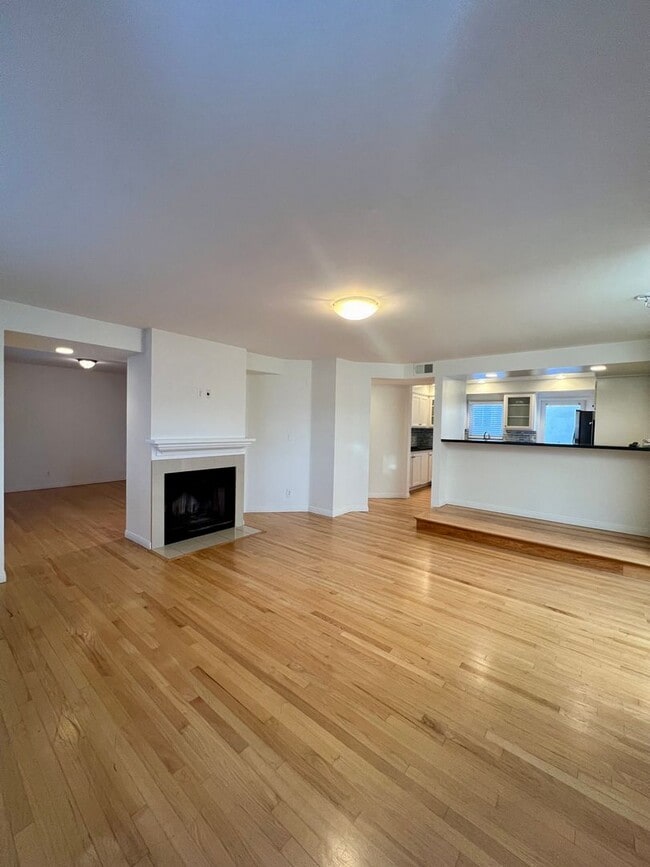 Building Photo - 637 30th St