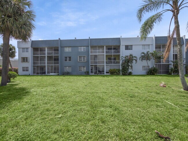 Building Photo - 1630 Embassy Dr