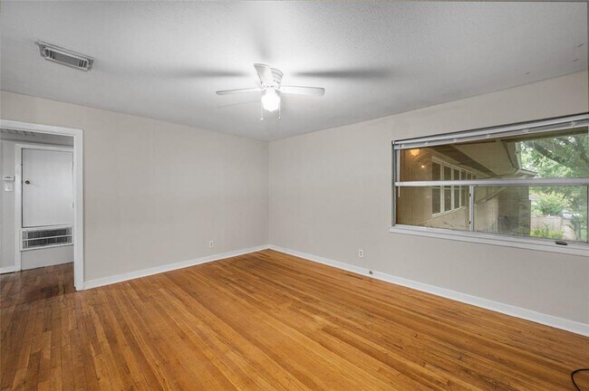 Building Photo - 4018 Blue Bonnet Blvd