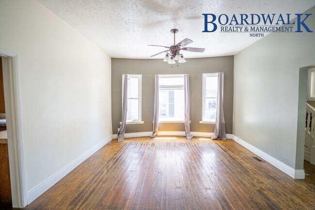 Foto del edificio - 4 Bedroom Victorian Single Family Home