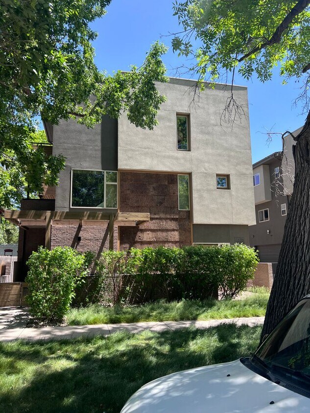 Foto principal - Private 3 bedroom condo with 2 car garage ...