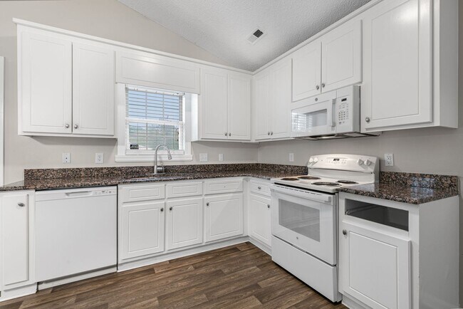 Foto del edificio - 3419 Pear Tree Ct NW